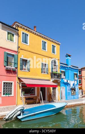 Isola di Burano, Venezia, Italia. Fondamenta di Cavanella con case colorate e barche lungo il canale Foto Stock