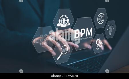 BPM, Business Process Management Concept. Un uomo d'affari lavora su un notebook con icone virtuali che rappresentano la gestione dei processi aziendali, Foto Stock