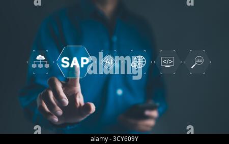 Concetto di sistema SAP. L'uomo d'affari tocca le icone relative ai prodotti SAP System Application e all'automazione dei processi aziendali, evidenziando l'integrazione Foto Stock