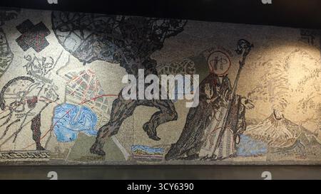 Napoli, Italia, 12 dicembre 2024. Parte di un mosaico in una delle stazioni della metropolitana della città. Foto Stock