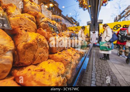 Vetrina di una panetteria Hinkel mostrata con un diverso tipo di pane e clienti in coda sullo sfondo Foto Stock