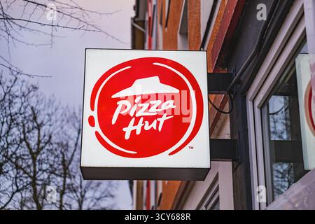 Logo Pizza Hut all'ingresso del ristorante Foto Stock