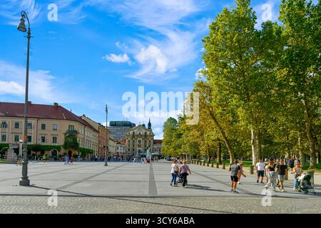 Persone in Piazza dei Congressi (Republike trg) a Lubiana, Slovenia Foto Stock