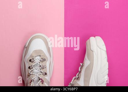 Sneaker alla moda con suola alta (plateau) su sfondo rosa. Vista dall'alto. Minimalismo Foto Stock