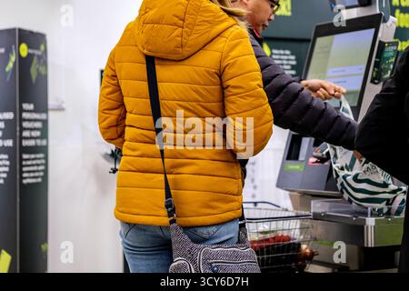 Epsom, Londra, Regno Unito, 17 ottobre 2025, clienti che pagano per la spesa alimentare all'Automated Payment Tills Foto Stock