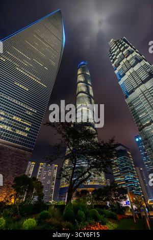 Quartiere finanziario di Lujiazui con grattacieli illuminati, Shanghai Tower, SWFC e Jin Mao Tower a Pudong nella città di Shanghai di notte, Cina Foto Stock
