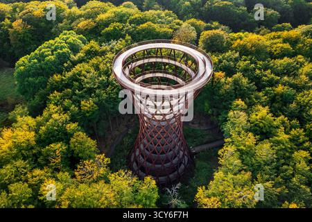 Vista aerea di oltre 45 metri di torre di osservazione iperboloidi nella foresta vicino al monastero di Gisselfeld a Haslev sull'isola di Zelanda a fine estate, Danimarca Foto Stock