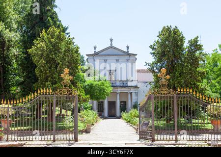Il Padiglione progettato da Tommaso Temanza, Ca' Zenobio degli Armeni, Dorsoduro, Venezia, Italia in primavera è stato utilizzato come biblioteca e archivio Foto Stock