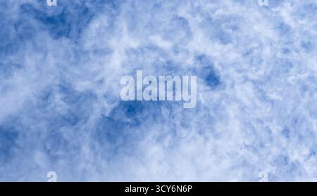 Il cielo blu, pieno di morbide nuvole, crea un'atmosfera calma e ampia, ideale per la natura, i viaggi, l'esterno e la grafica ispiratrice. Backgroun naturale Foto Stock