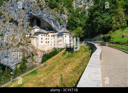 Il bellissimo castello di Predjama, famosa fortezza medievale e meta turistica della Slovenia. Foto Stock