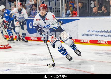 Mannheim, Germania. 17 ottobre 2025. Hakon Haenelt (Schwenninger Wild Wings, n. 19), Freisteller, Adler Mannheim vs. Schwenninger Wild Wings, Eishockey, Deutsche Eishockey Liga, DEL, 11. Spieltag, Saison 2025/2025, 17.10.2025, foto: Eibner-Pressefoto/Wessely Credit: dpa/Alamy Live News Foto Stock