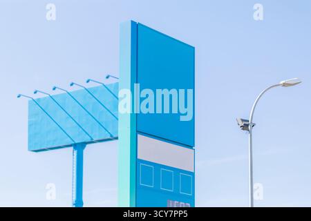 Mockup di un cartellone, un totem o un palo verticale in una stazione di servizio vicino a un'autostrada, perfetto per proposte di progettazione grafica. Foto Stock