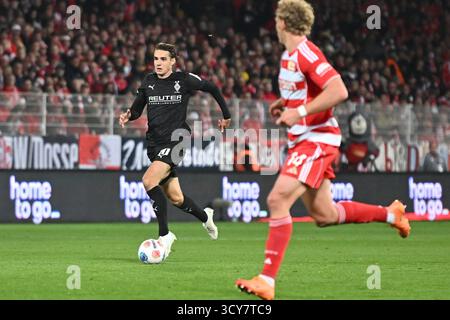 Berlino, Germania. 17 ottobre 2025. Florian Neuhaus (Borussia Moenchengladbach, #10) GER, 1.FC Union Berlin gegen Borussia Moenchengladbach, Fussball, Bundesliga, Saison 2025/2026, 7. SPIELTAG, 17.10.2025 (LE NORMATIVE DFL VIETANO QUALSIASI USO DI FOTOGRAFIE COME SEQUENZE DI IMMAGINI E/O QUASI-VIDEO). Foto: Eibner-Pressefoto/Ryan Sleiman credito: dpa/Alamy Live News Foto Stock