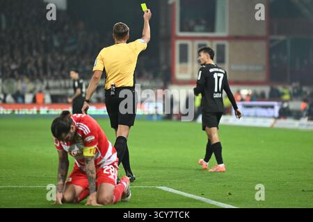 Berlino, Germania. 17 ottobre 2025. Gelbe Karte für Jens Castrop (Borussia Moenchengladbach, #17) GER, 1.FC Union Berlin gegen Borussia Moenchengladbach, Fussball, Bundesliga, Saison 2025/2026, 7. SPIELTAG, 17.10.2025 (LE NORMATIVE DFL VIETANO QUALSIASI USO DI FOTOGRAFIE COME SEQUENZE DI IMMAGINI E/O QUASI-VIDEO). Foto: Eibner-Pressefoto/Ryan Sleiman credito: dpa/Alamy Live News Foto Stock