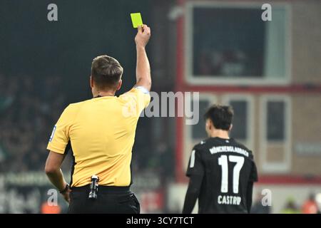 Berlino, Germania. 17 ottobre 2025. Gelbe Karte für Jens Castrop (Borussia Moenchengladbach, #17) GER, 1.FC Union Berlin gegen Borussia Moenchengladbach, Fussball, Bundesliga, Saison 2025/2026, 7. SPIELTAG, 17.10.2025 (LE NORMATIVE DFL VIETANO QUALSIASI USO DI FOTOGRAFIE COME SEQUENZE DI IMMAGINI E/O QUASI-VIDEO). Foto: Eibner-Pressefoto/Ryan Sleiman credito: dpa/Alamy Live News Foto Stock