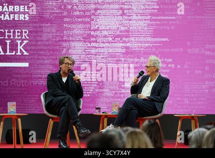 FRANCOFORTE SUL MENO, GERMANIA. 17 ottobre 2025. Bärbel Schäfer e Jan Weiler parlano sul palco della 77a Fiera del Libro di Francoforte / Buchmesse Francoforte Foto Stock