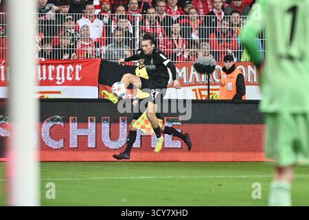 Berlino, Germania. 17 ottobre 2025. Rocco Reitz (Borussia Moenchengladbach, #27) GER, 1.FC Union Berlin gegen Borussia Moenchengladbach, Fussball, Bundesliga, Saison 2025/2026, 7. SPIELTAG, 17.10.2025 (LE NORMATIVE DFL VIETANO QUALSIASI USO DI FOTOGRAFIE COME SEQUENZE DI IMMAGINI E/O QUASI-VIDEO). Foto: Eibner-Pressefoto/Ryan Sleiman credito: dpa/Alamy Live News Foto Stock