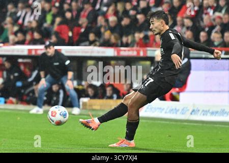Berlino, Germania. 17 ottobre 2025. Jens Castrop (Borussia Moenchengladbach, #17) GER, 1.FC Union Berlin gegen Borussia Moenchengladbach, Fussball, Bundesliga, Saison 2025/2026, 7. SPIELTAG, 17.10.2025 (LE NORMATIVE DFL VIETANO QUALSIASI USO DI FOTOGRAFIE COME SEQUENZE DI IMMAGINI E/O QUASI-VIDEO). Foto: Eibner-Pressefoto/Ryan Sleiman credito: dpa/Alamy Live News Foto Stock