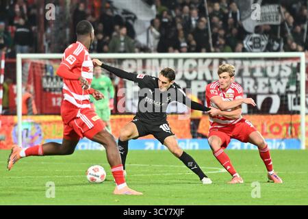 Berlino, Germania. 17 ottobre 2025. Florian Neuhaus (Borussia Moenchengladbach, #10) GER, 1.FC Union Berlin gegen Borussia Moenchengladbach, Fussball, Bundesliga, Saison 2025/2026, 7. SPIELTAG, 17.10.2025 (LE NORMATIVE DFL VIETANO QUALSIASI USO DI FOTOGRAFIE COME SEQUENZE DI IMMAGINI E/O QUASI-VIDEO). Foto: Eibner-Pressefoto/Ryan Sleiman credito: dpa/Alamy Live News Foto Stock