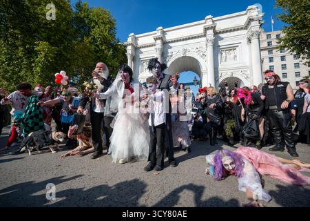Londra, Regno Unito, 11 ottobre 2025, il World Zombie Day ha avuto luogo nelle strade di Londra l'11 ottobre. Lo scopo della giornata Mondiale dello Zombie è raccogliere fondi per beneficenza. Unisciti agli zombie nella raccolta fondi per l'Hopefield Animal Sanctuary, un'organizzazione benefica dedita alla cura degli animali bisognosi. Per donare, visita: paa.ge/worldzombieday., Andrew Lalchan Photography/Alamy Live News Foto Stock