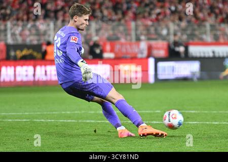 Berlino, Germania. 17 ottobre 2025. Moritz Nicolas (Borussia Moenchengladbach, #33) GER, 1.FC Union Berlin gegen Borussia Moenchengladbach, Fussball, Bundesliga, Saison 2025/2026, 7. SPIELTAG, 17.10.2025 (LE NORMATIVE DFL VIETANO QUALSIASI USO DI FOTOGRAFIE COME SEQUENZE DI IMMAGINI E/O QUASI-VIDEO). Foto: Eibner-Pressefoto/Ryan Sleiman credito: dpa/Alamy Live News Foto Stock