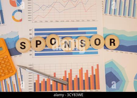 I blocchi di legno che mostrano la parola "SPONSOR" indicano una Foto Stock