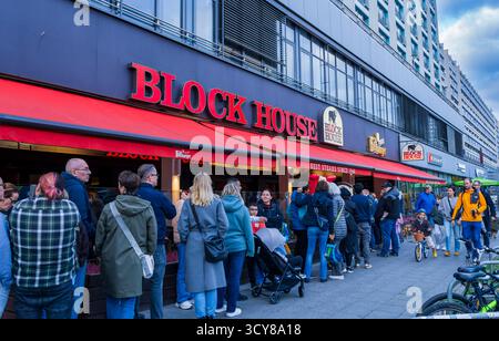 Immagine editoriale di persone in coda davanti al ristorante bistecche Block House nel centro di Berlino, vicino Alexanderplatz, germania. Foto Stock