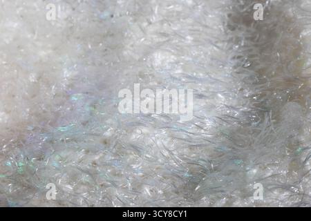 Lussuosa superficie in pelle sintetica bianca con sfumature di luce iridescenti Foto Stock