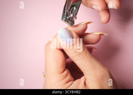 Rifinitura delle unghie con design colorato in un ambiente di bellezza Foto Stock