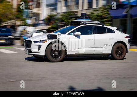 Waymo, selbstfahrende taxi Robotaxis . Waymo ist ein Unternehmen zur Entwicklung von Technologien fuer autonome Fahrzeuge. Waymo setzt die Arbeiten des Projekts Google Driverless Car Googles fahrerloses Auto des Google-Konzerns Fort und wurde im Dezember 2016 als Tochtergesellschaft der aus einer Umstrukturierung von Google hervorgegangenen Alphabet Inc. Gegruendet. San Francisco , 07.10.2025. San Francisco USA *** Waymo, cabine a guida autonoma Robotaxis Waymo è una società di sviluppo tecnologico di veicoli autonomi Waymo continua il lavoro del proje auto senza conducente Google Driverless Car Googles Foto Stock