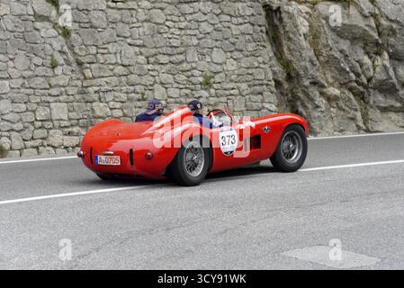 373, Maserati 300 S Fantuzzi, anno di costruzione 1955, auto da corsa rossa che percorre una strada tortuosa con paesaggi sassosi, mille miglia 2014 o 1000 Foto Stock