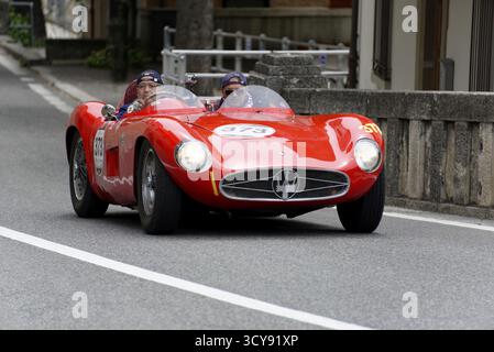 N. 373, Maserati 300 S Fantuzzi, anno di costruzione 1955, auto sportiva rossa in rettilineo, visibile dal davanti, mille miglia 2014 o 1 Foto Stock