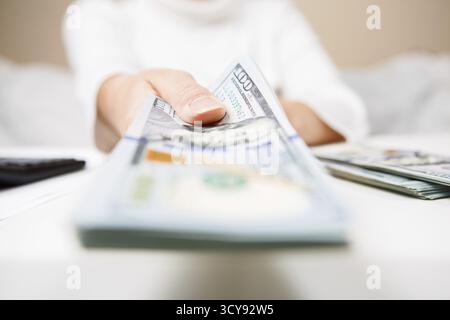 Le mani della persona che propone il denaro per voi - closeup shot. Corrompere la nozione Foto Stock