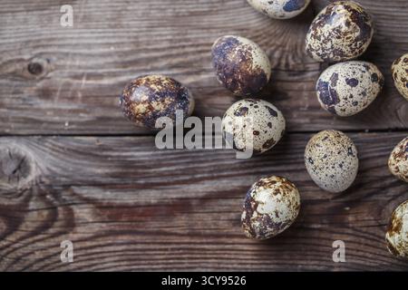 Gruppo di uova di quaglia sullo sfondo di legno. Vista dall'alto Foto Stock