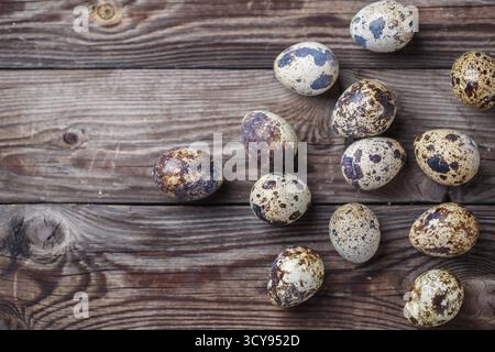 Gruppo di uova di quaglia sullo sfondo di legno. Vista dall'alto Foto Stock