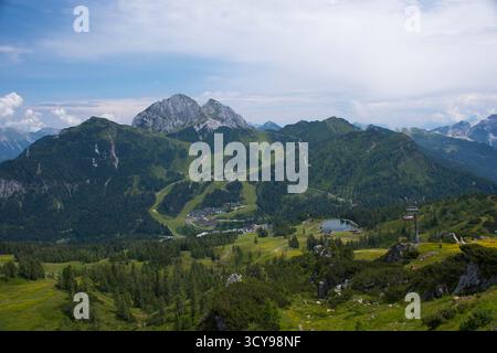 Vista panoramica dalla seggiovia Madritschen sulle montagne alpine, sulle piste da sci e sul villaggio a valle delle Alpi austriache. Foto Stock