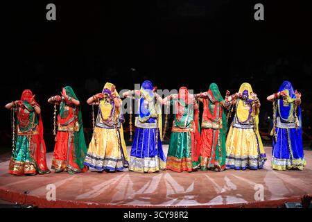 Gli artisti folk Rajasthani eseguono la danza "Ghoomar" durante il Lok Rang 2025 al Jawahar Kala Kendra di Jaipur, Rajasthan, India, il 16 ottobre 2025. (Foto di Vishal Bhatnagar/NurPhoto) crediti: NurPhoto SRL/Alamy Live News Foto Stock
