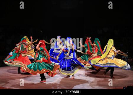 Gli artisti folk Rajasthani eseguono la danza "Ghoomar" durante il Lok Rang 2025 al Jawahar Kala Kendra di Jaipur, Rajasthan, India, il 16 ottobre 2025. (Foto di Vishal Bhatnagar/NurPhoto) crediti: NurPhoto SRL/Alamy Live News Foto Stock