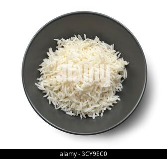 riso a grani lunghi bollito in una ciotola nera isolata su sfondo bianco, vista dall'alto Foto Stock