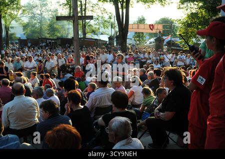 Pellegrini che partecipano a un servizio all'aperto durante il pellegrinaggio dell'assunzione al santuario di Kalwaria Pacławska, Polonia sud-orientale Foto Stock