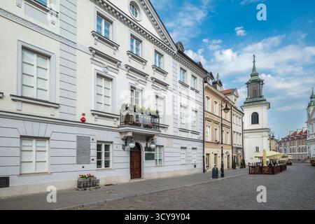 Varsavia, Polonia - 3 luglio 2025: Freta Street, città vecchia. Strade acciottolate, bellissime piccole case di proprietà. Capitale della Polonia Foto Stock