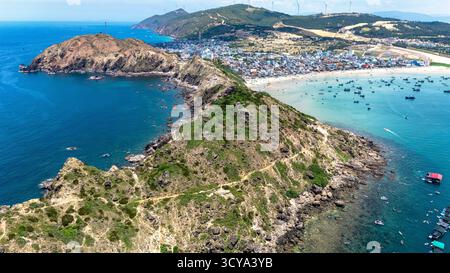 Panorama aereo della penisola rocciosa di Eo Gio, villaggio costiero e mare blu, Quy Nhon, Vietnam Foto Stock