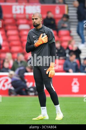Nottingham, Regno Unito. 18 ottobre 2025. Robert Sanchez del Chelsea FC durante il riscaldamento pre-partita durante la partita di calcio di Premier League tra Nottingham Forest e Chelsea FC al City Ground di Nottingham. Credito: SPP Sport Press Photo. /Alamy Live News Foto Stock