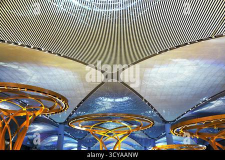 Moderno e futuristico tetto multilivello in una spaziosa hall Foto Stock