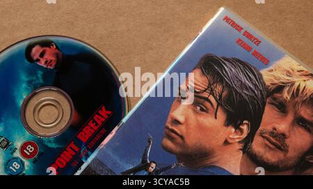 Filmato "Point Break"; edizione DVD; disco con copertina; Patrick Swayze | Keanu Reeves; isolato su sfondo bianco chiaro; ripresa dall'angolo superiore. Foto Stock