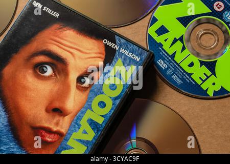 Disco DVD "Zoolander" con copertina con Ben Stiller, isolato su sfondo bianco chiaro Foto Stock