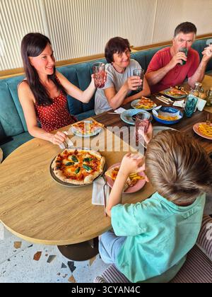 cena di famiglia. tempo in famiglia. cena di gala con la famiglia Foto Stock