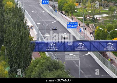 Pechino, Cina. 18 ottobre 2025. Le vetture sono state viste durante la sessione di qualificazione del GT World Challenge Asia al Beijing Street Circuit di Pechino nell'area di sviluppo economico-tecnologico (e-Town) di Pechino, Cina, 18 ottobre 2025. Crediti: Ju Huanzong/Xinhua/Alamy Live News Foto Stock