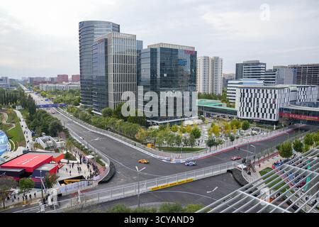 Pechino, Cina. 18 ottobre 2025. Le vetture sono state viste durante la sessione di qualificazione del GT World Challenge Asia al Beijing Street Circuit di Pechino nell'area di sviluppo economico-tecnologico (e-Town) di Pechino, Cina, 18 ottobre 2025. Crediti: Ju Huanzong/Xinhua/Alamy Live News Foto Stock
