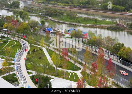 Pechino, Cina. 18 ottobre 2025. Le vetture sono state viste durante la sessione di qualificazione del GT World Challenge Asia al Beijing Street Circuit di Pechino nell'area di sviluppo economico-tecnologico (e-Town) di Pechino, Cina, 18 ottobre 2025. Crediti: Ju Huanzong/Xinhua/Alamy Live News Foto Stock